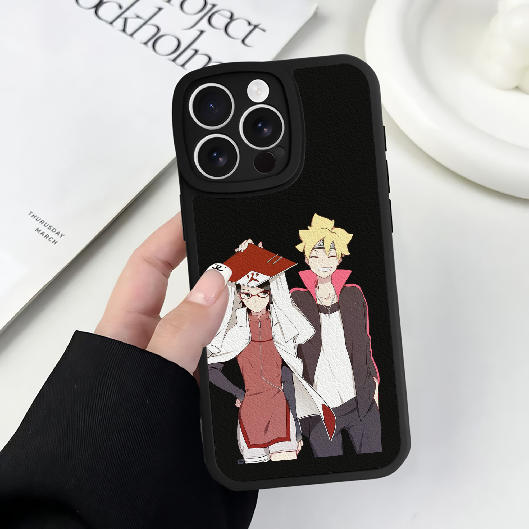 （画像用） NARUTO -ナルト- うちは サラダ Uchiha Sarada 【iPhone 16シリーズ対応】シリコンスマホケース（レザー調） 材質：シリコン